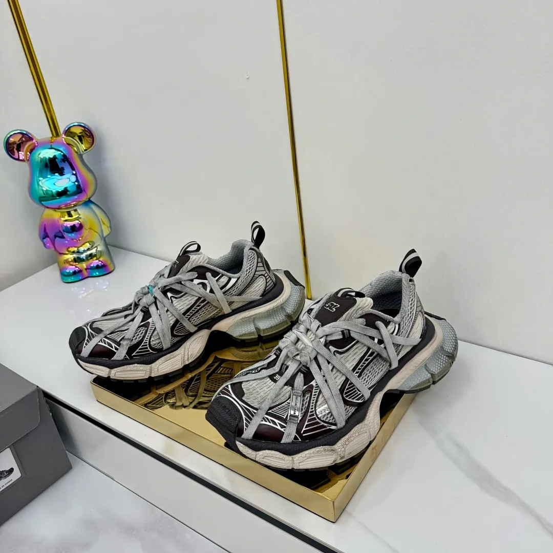 👟👟Ex-factory price 820👟👟 Balenciaga Balenciaga's latest popular 9th generation 3XL Sneaker Spider-Man series, couple's dad shoes, original purchase, development and production. Balenciaga 3XL Sneaker's overall shoe shape draws on the creative ideas of Balenciaga Track and Balenciaga Runner. It is equivalent to removing the outer frame of the Track shoe body while inheriting the streamlined shape and shape of the Runner. Track flat toe, new color matching, the entire shoe body is integrated into the spider binding shoelace design decoration, the exaggerated shape is more prominent. Fabric: original customized imported technical fabric + mesh inner lining: original customized breathable mesh lining. Outsole: original molded 5-layer ultra-light MD combination rubber sole. Bottom thickness: 5CM. Size: 35-45. Original packaging.